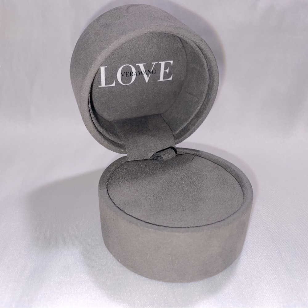 Vera Wang Pendant Box